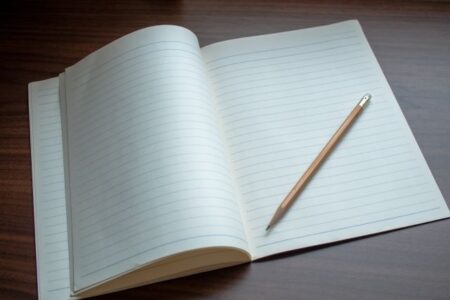 真っ白なノートと鉛筆